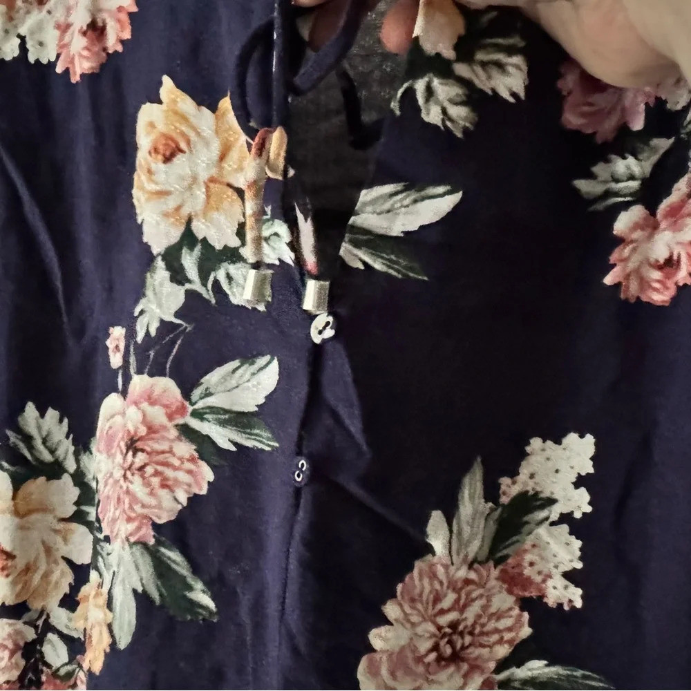 Buffalo Flutter Sleeve Floral Split Neck Top Navy Blossoms XXL Womens Spring - Picture 10 of 16